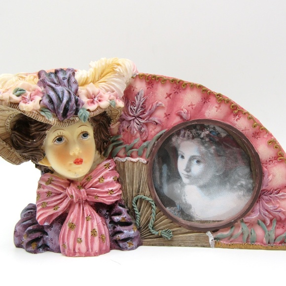 Vintage Victorian lady with fan - resin picture frame for 1 3/4" photo - Picture 2 of 6